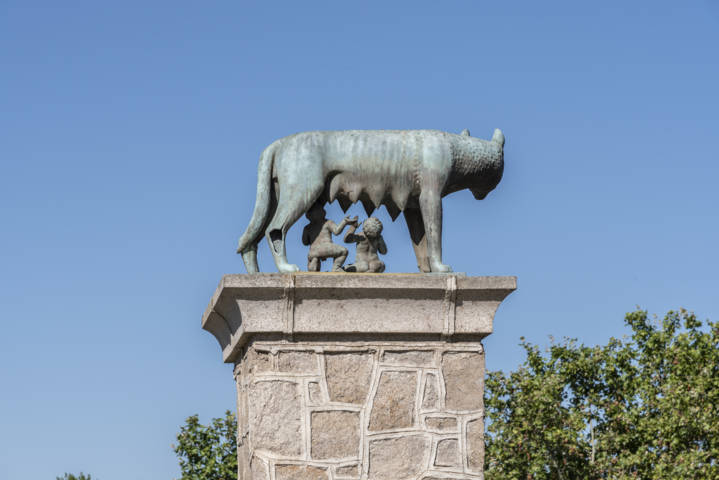 Badajoz - Mérida 096 - monumento la ciudad de Roma a Mérida.jpg